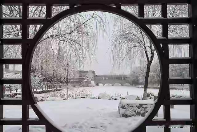 瞧见上联“梅窗静赏雪中景”，细品下联“瑞玉飘洒银装果”，倒也别有一番韵味呢。