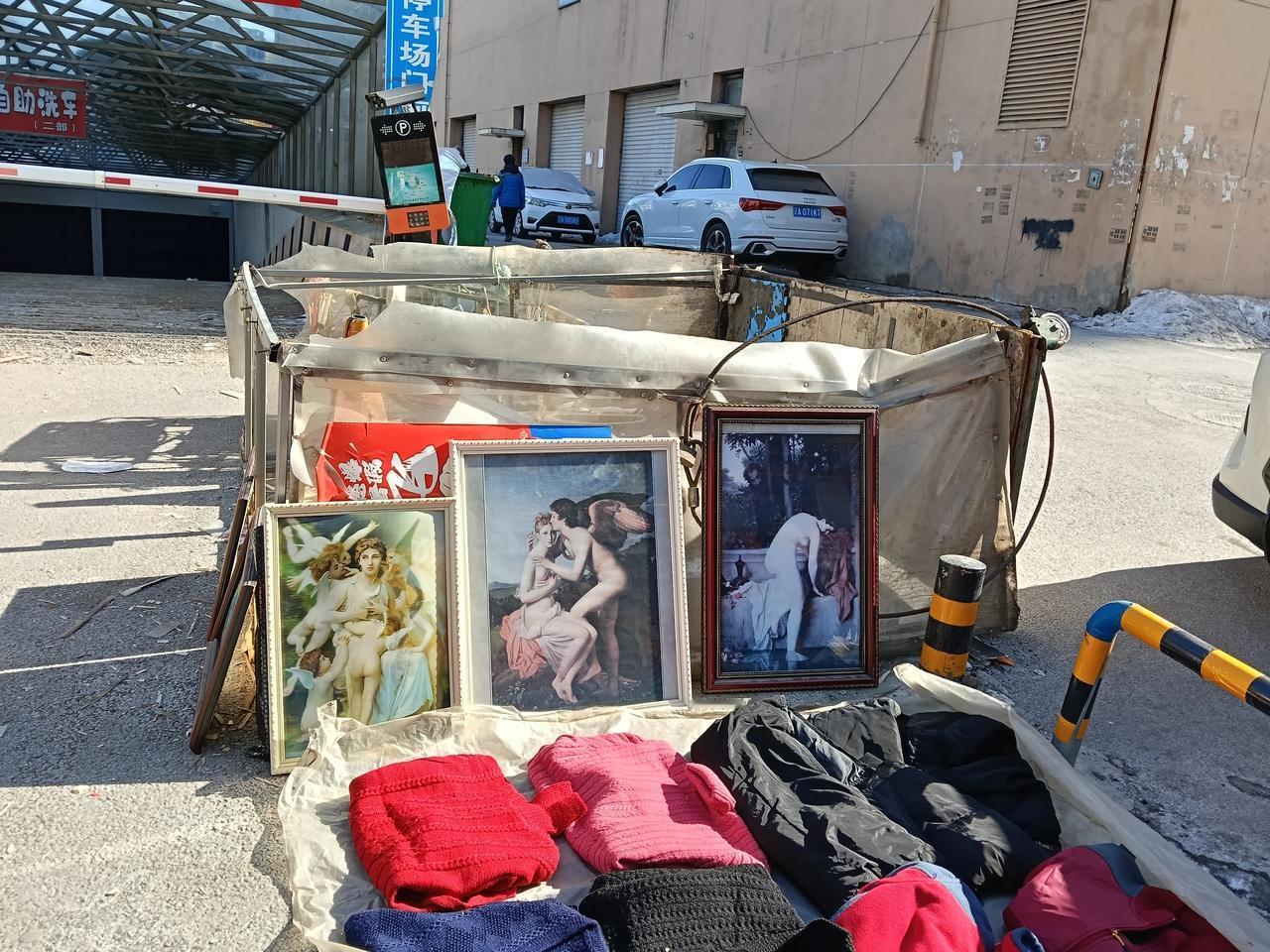 这旧货市场里也不乏艺术啊，看这画，哈哈，还是世界名画呢，还有这地摊上的鞋垫，这花