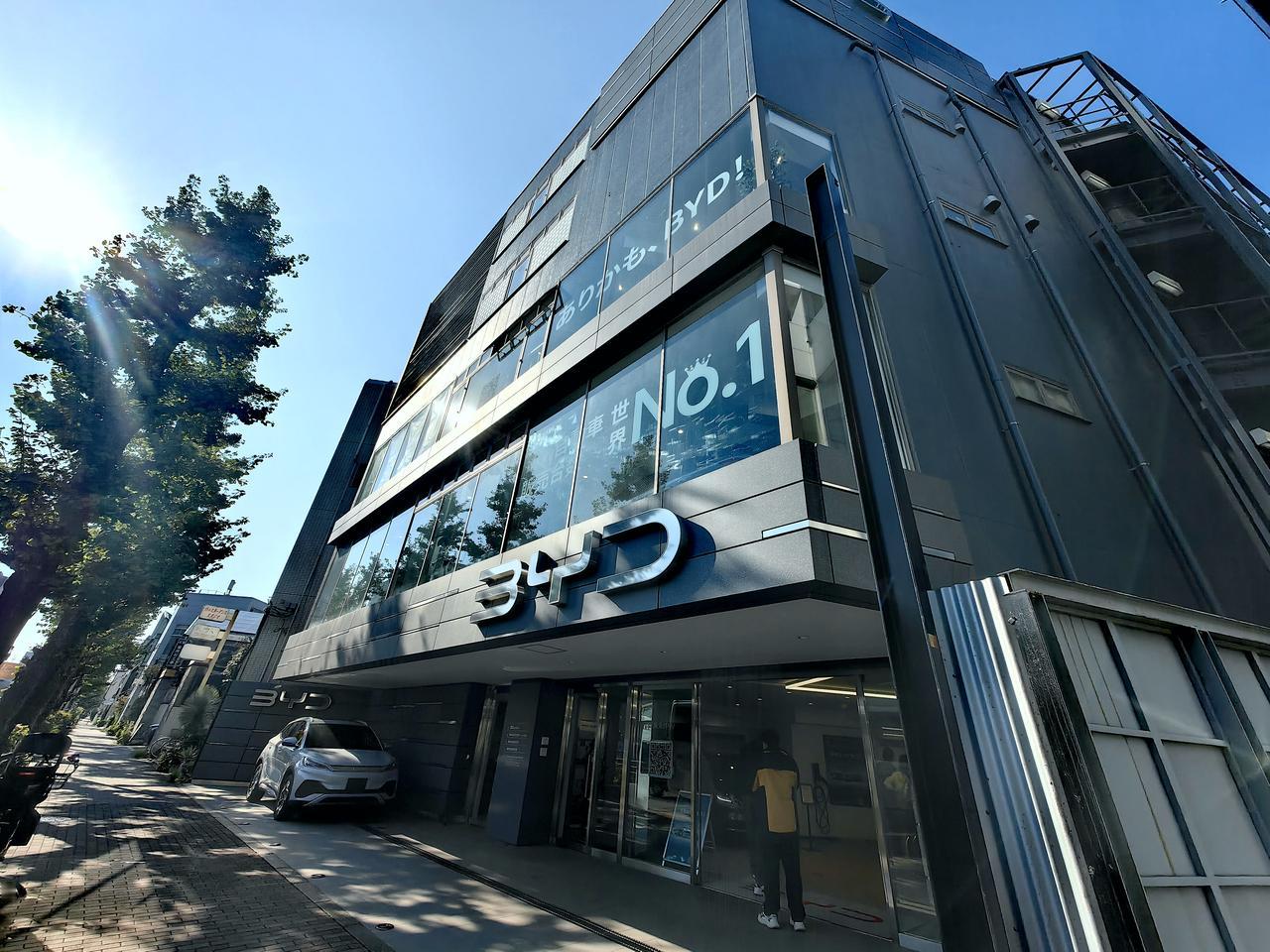 参观了比亚迪日本东京目黑经销店，海豚税后售价374万日元，目前有80万的政府等等