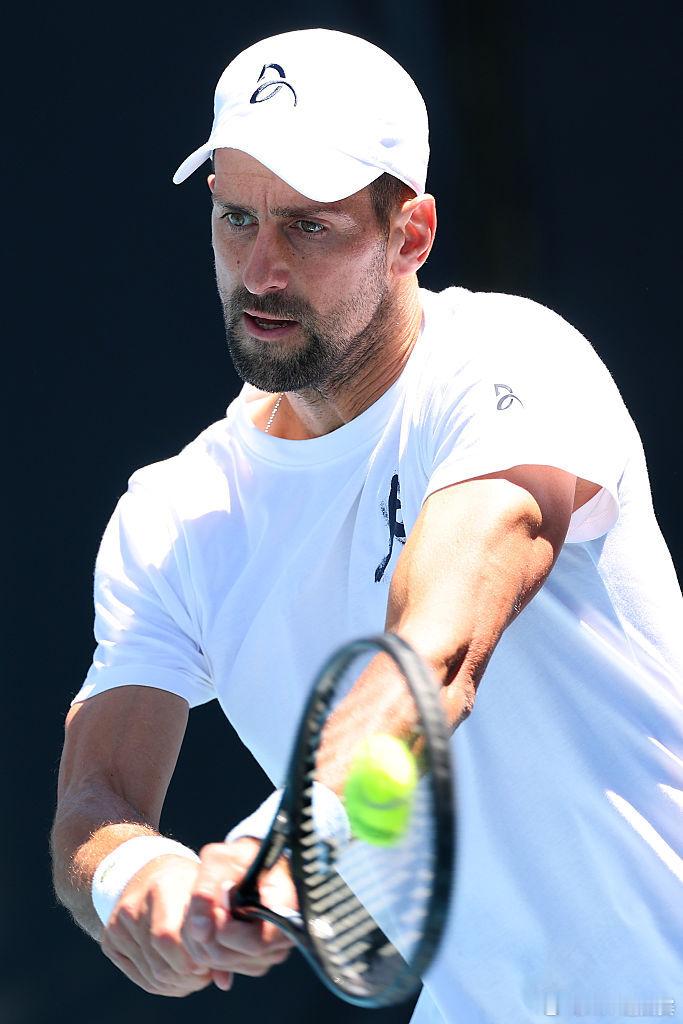 十冠王登场👏澳网2026 男单首轮，十届赛会冠军德约科维奇马上出场，对阵西班牙