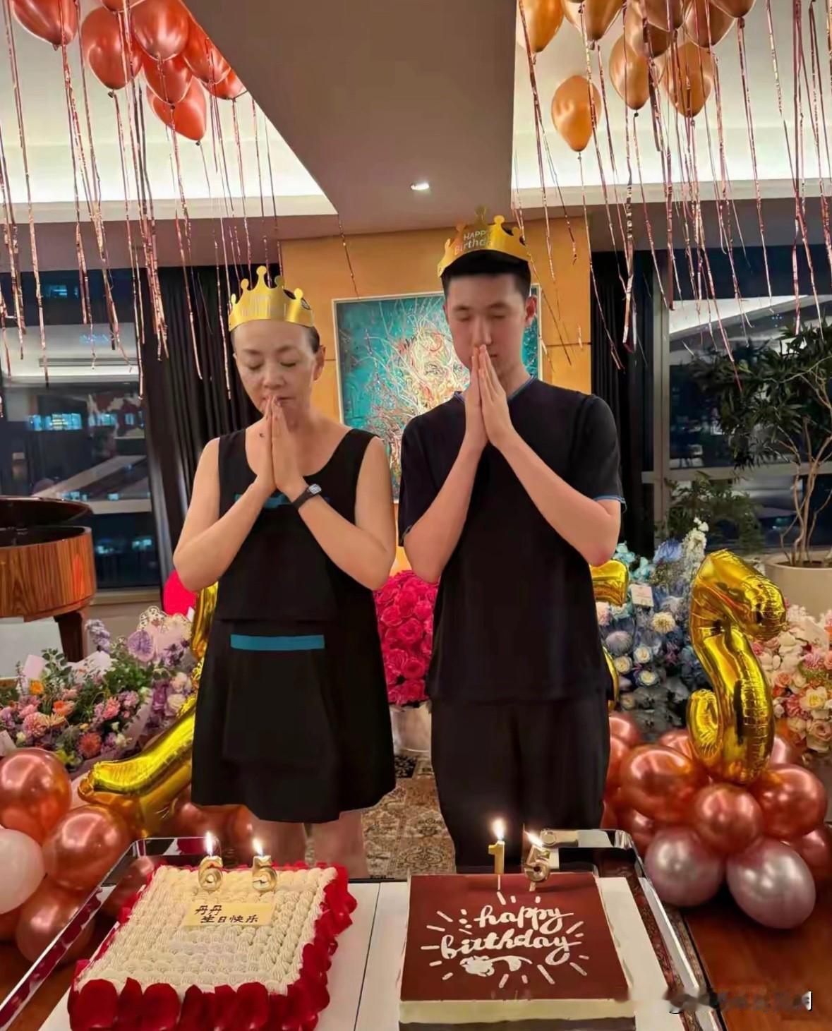 这是66岁的宋丹丹与16岁的干儿子林大竣同一天生日，一起庆生的一张合影。二人戴上