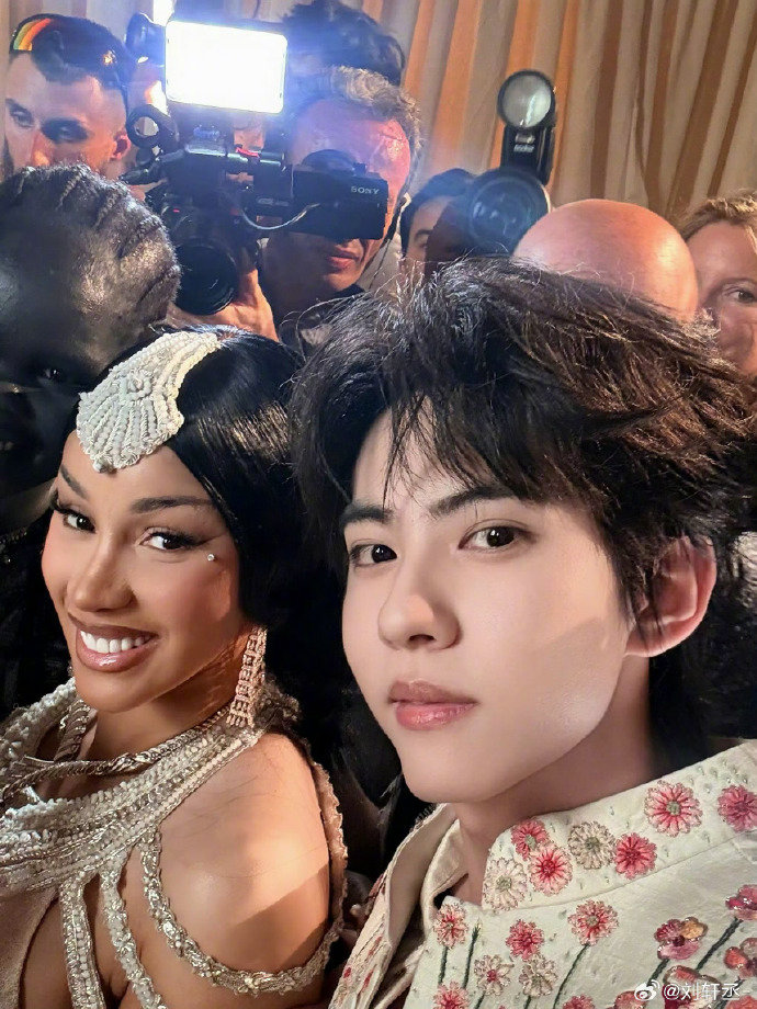 刘轩丞CardiB自拍合照 惊喜同框来了！刘轩丞在巴黎和CardiB自拍合照，这