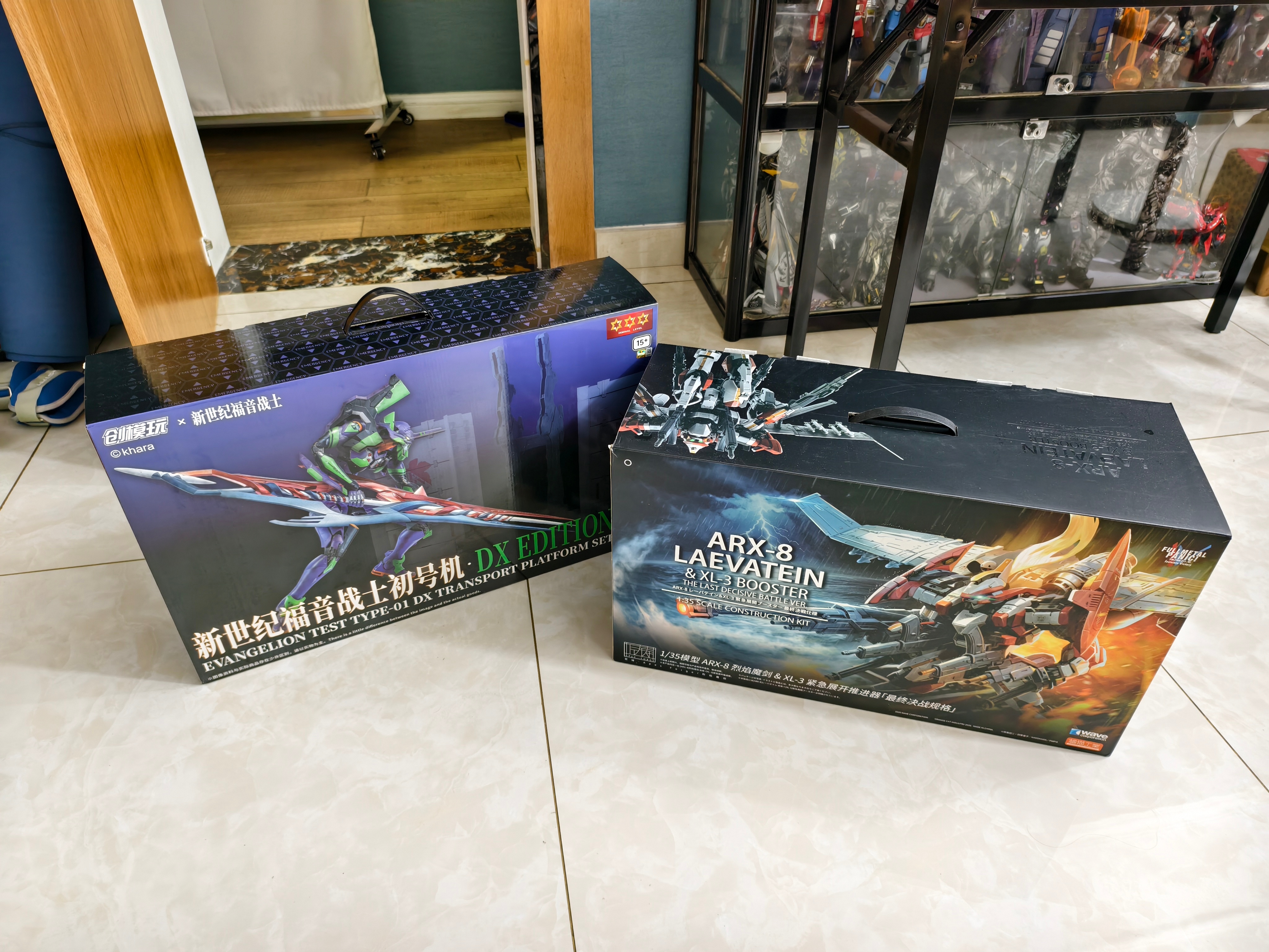 这两款产品，价格接近，箱子重量也接近，都是快十斤的重量。 