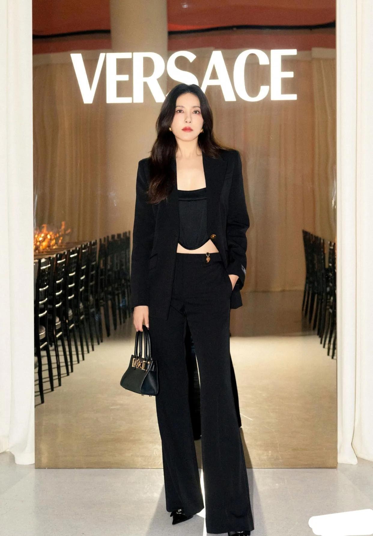 曾黎真是中年女人的穿搭标杆！ 一身黑色穿搭配长卷发，美的大气又高级！