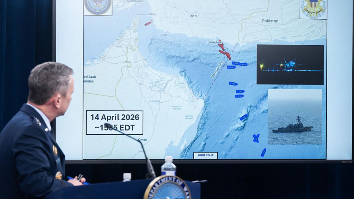 据华盛顿邮报报道，霍尔木兹海峡这条全球能源大动脉的生死权，似乎正被伊朗牢牢攥在手