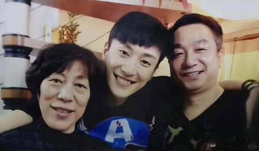 近日，乔任梁父母接连生病住院，网友们得知消息后都特别担忧。

乔爸爸因为舍不得丢