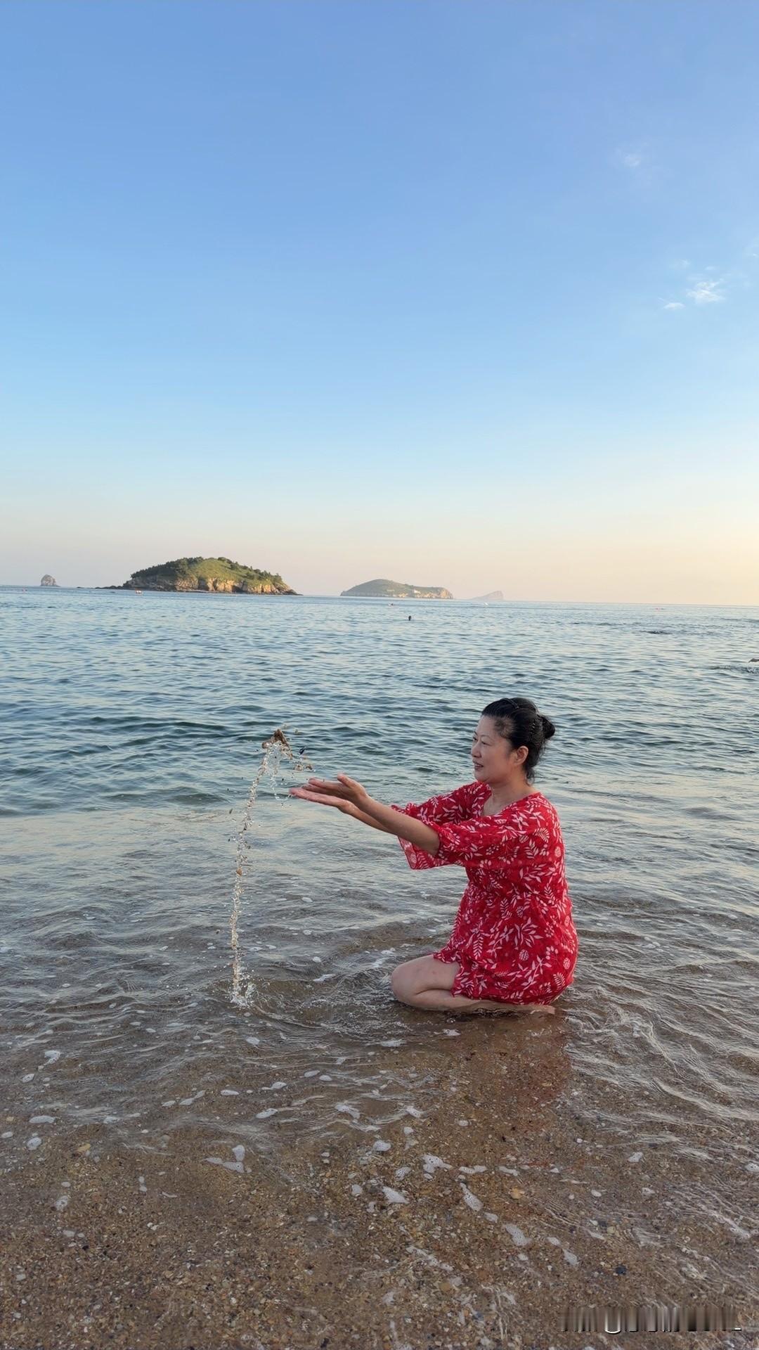 我和女儿到付家庄海滨浴场，玩得特别开心

我们在沙滩边上搭起了帐篷，换上游泳衣，