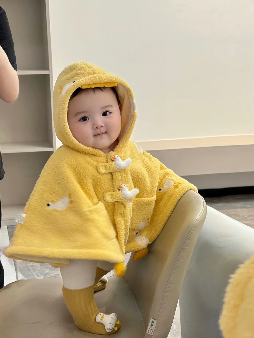 好喜欢我的胖宝宝，真像一个小手办呀～