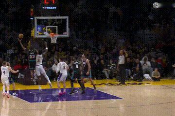 灰熊的考沃德受伤，已返回更衣室灰熊vs湖人