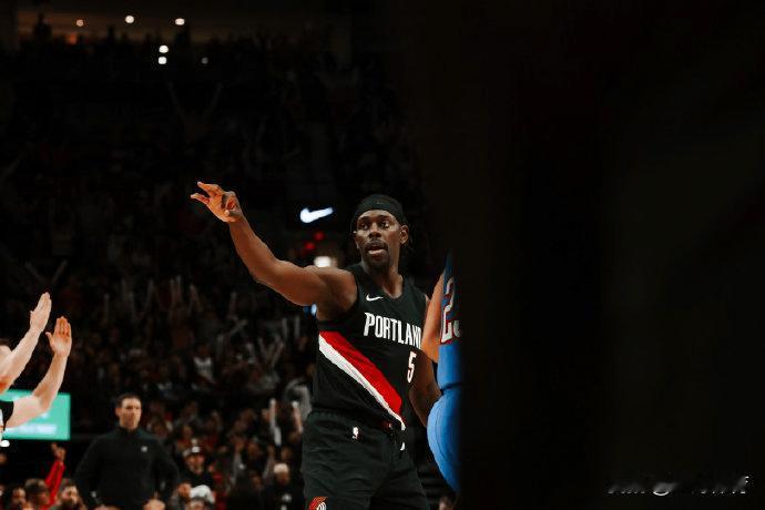 开拓者爆冷121比119逆转雷霆，终结雷霆8连胜，送给背靠背的雷霆赛季首败，首节