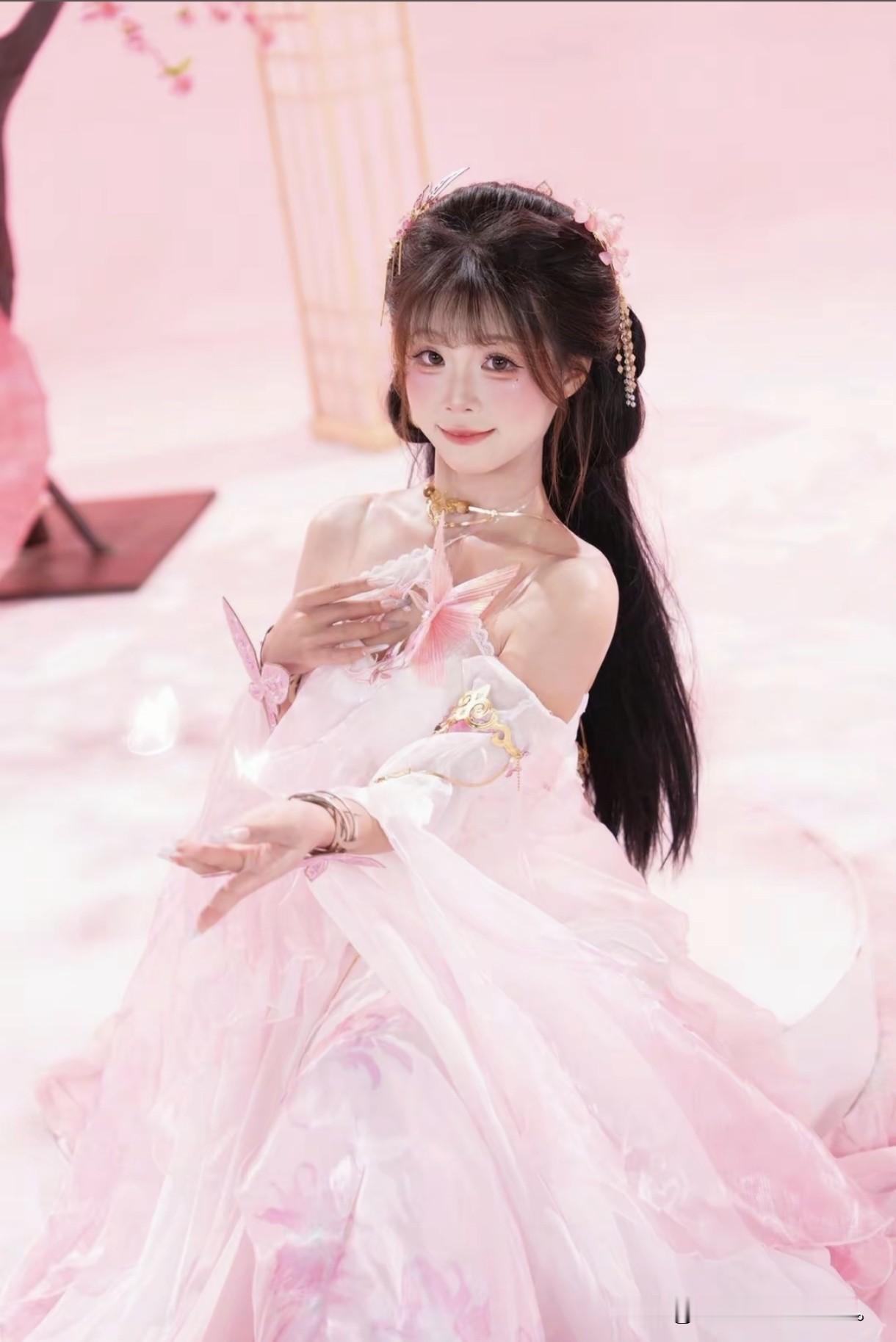 粉嫩古风少女手持蝴蝶，笑容甜美如春日糖果，一眼沦陷这温柔梦幻的粉色童话世界！梦幻