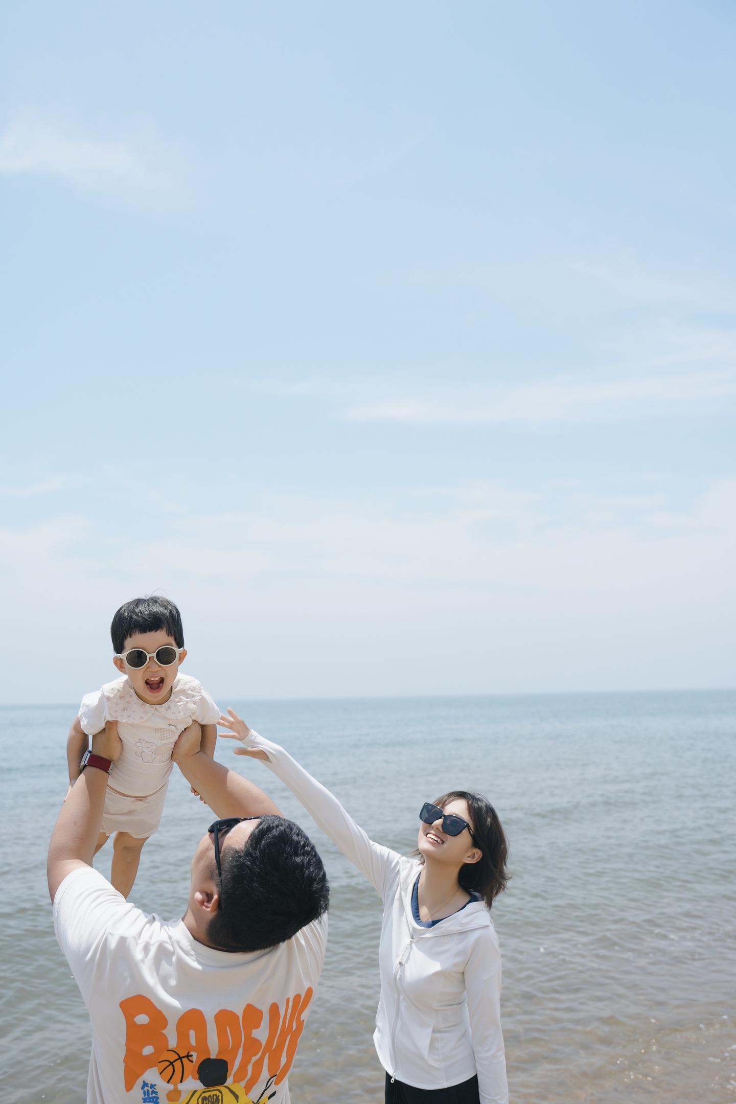 北戴河旅拍日记.蓝天、大海、身边最爱的两个人，定格一整个夏天的温柔。