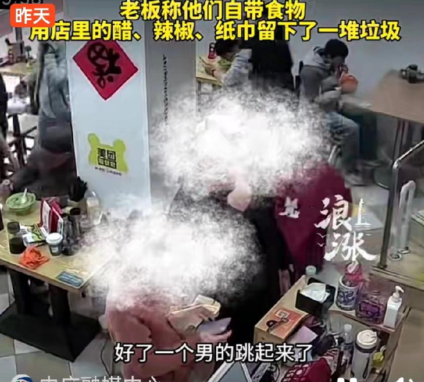 19块钱两碗汤，自带食物还留下一堆垃圾，老板让带走垃圾反被怼“没格局”：消费不是