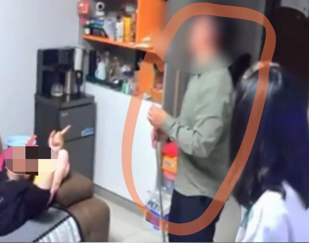 太突然！
广西一名43岁男子，在家中突然毫无征兆地失去意识，妻子第一时间冲上前，