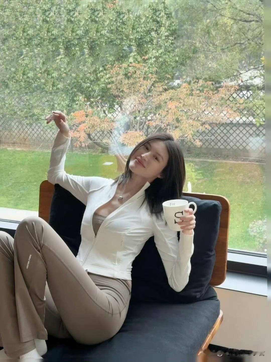 何穗这曼妙的身姿怎么能让陈伟霆不喜欢呢。何穗生完孩子第一次公开晒自己照片，真的不