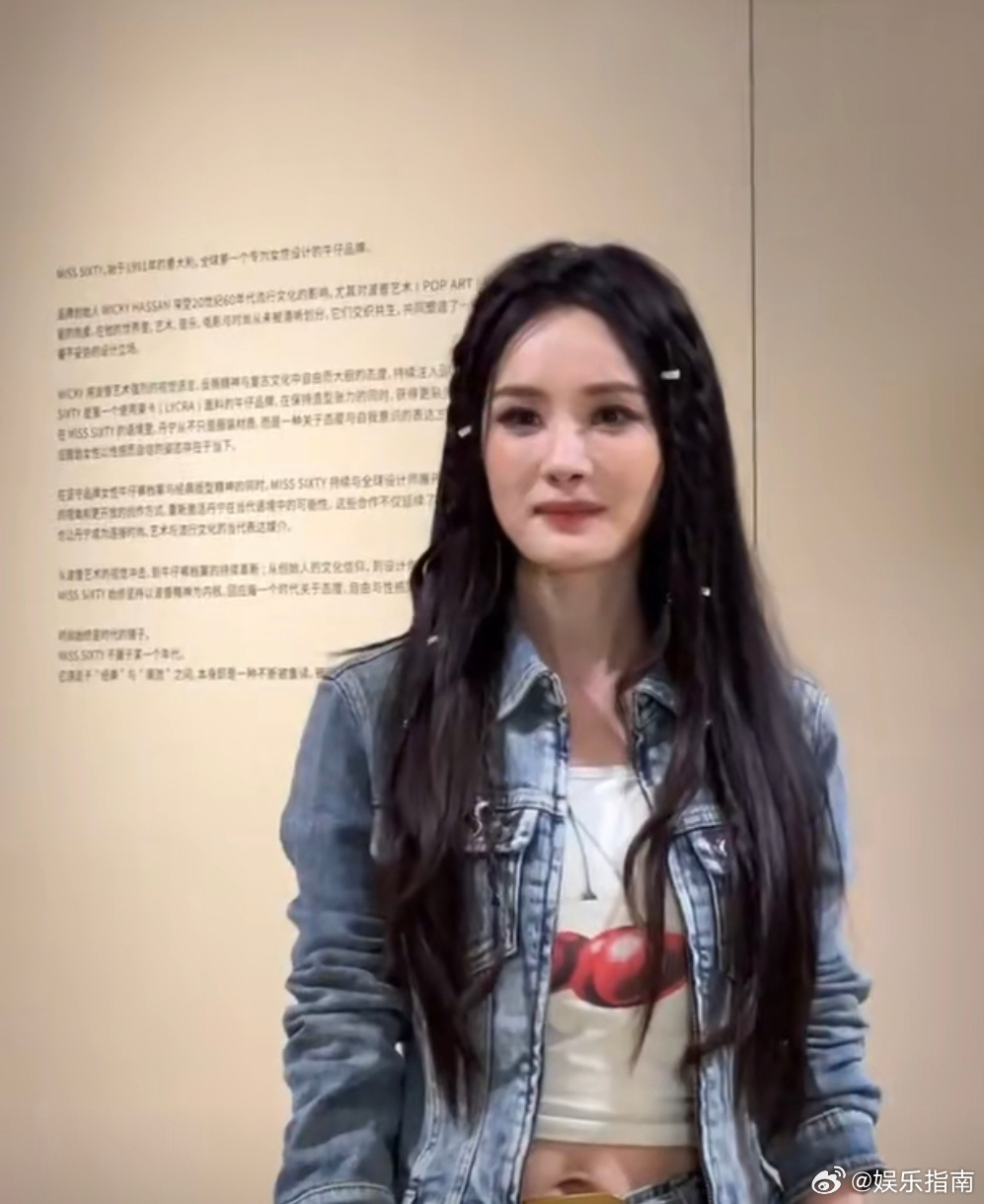 今天这套造型和昨天完全两种风格，百变幂幂现场人气好火爆～ 