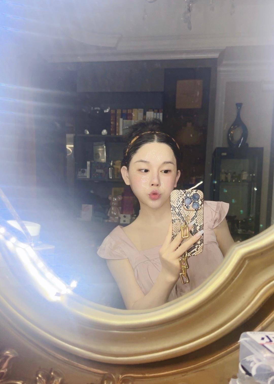 今年真的好宅闲下来就是捣鼓护肤，化妆，内心平静很多，但也偶尔发疯[苦涩][二哈]