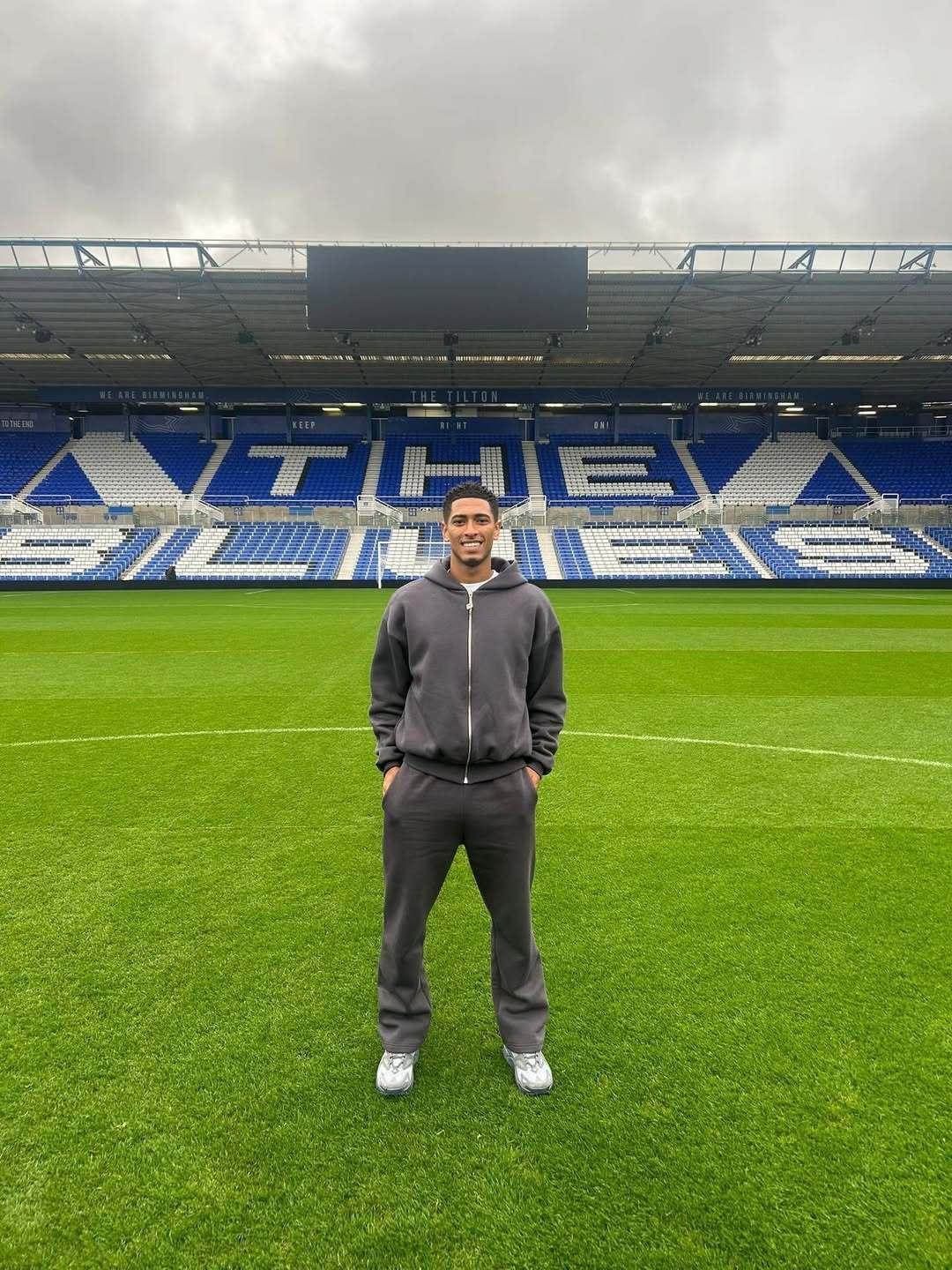 贝林厄姆探访母队伯明翰城俱乐部。💙