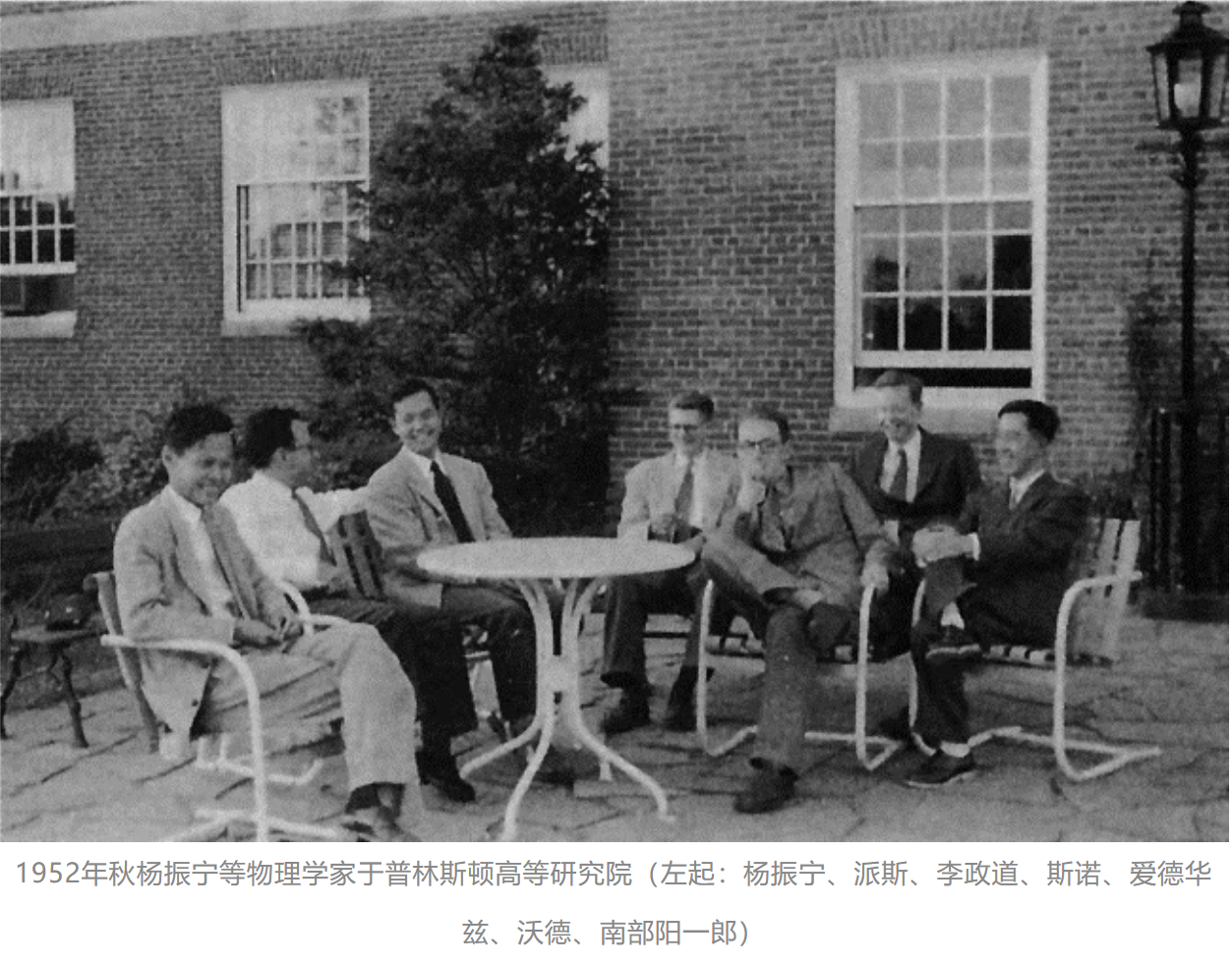 【#杨振宁成就可与爱因斯坦相对论媲美#】#杨振宁逝世# 1945年，杨振宁作为第