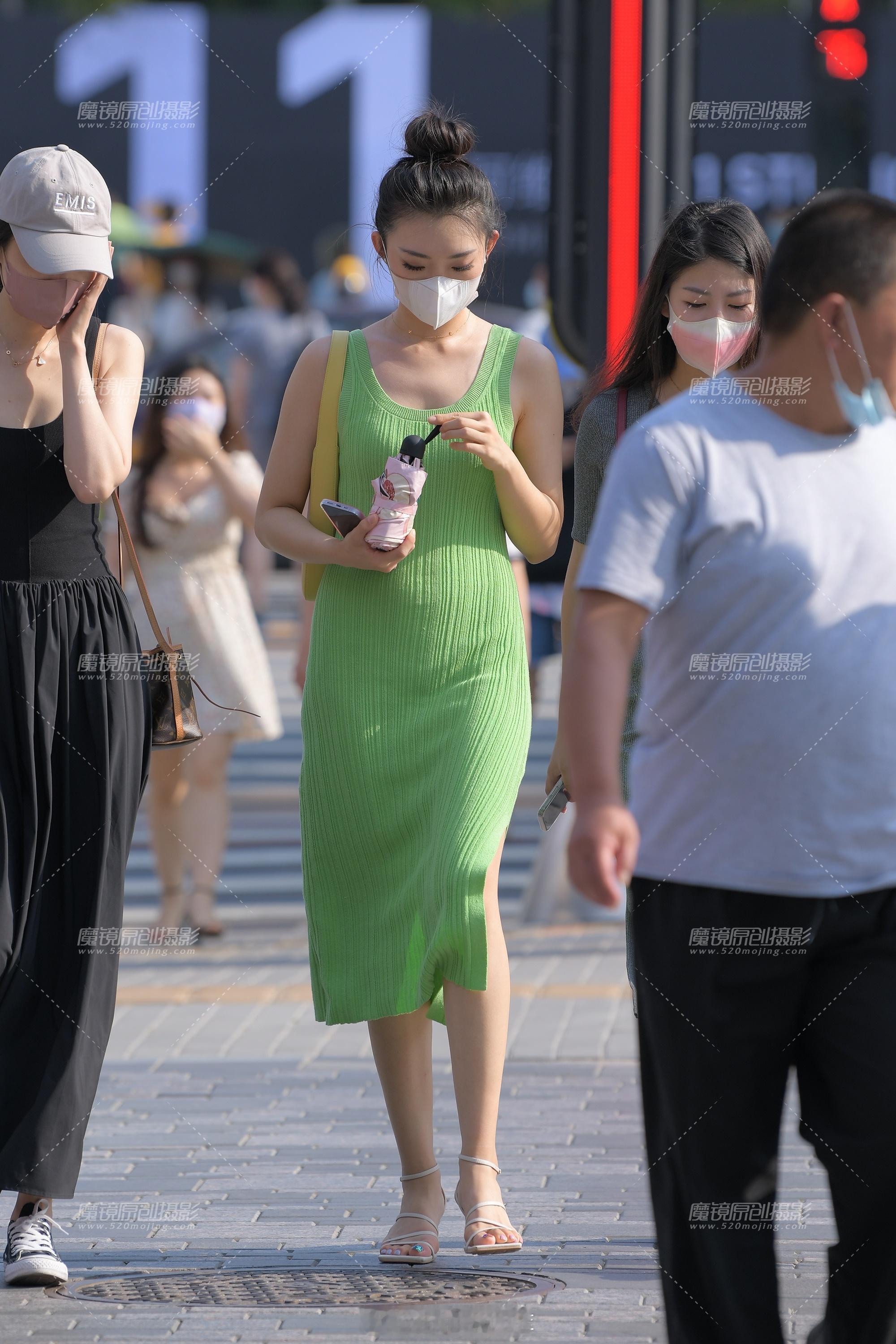 慵懒低丸子头今天穿什么 慵懒的低丸子头看起来好温柔啊，尤其搭配这个绿色连衣裙！ 