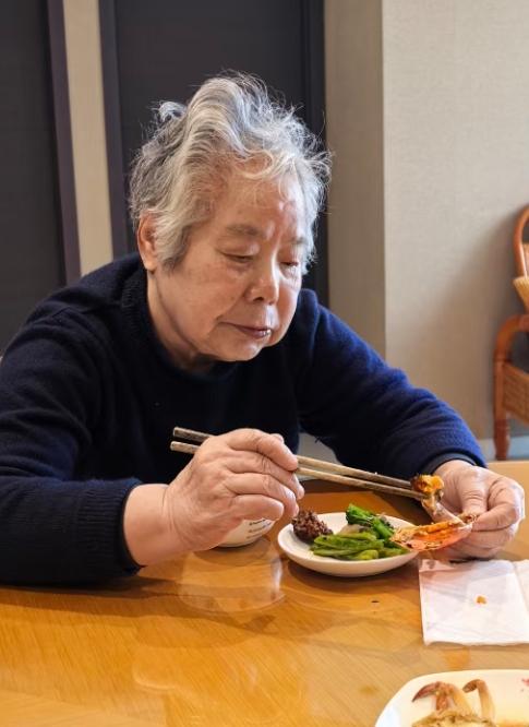 你们发现没？
家里老人越老越像小孩，却比小孩多了份小心翼翼的体贴。我奶奶晚年住我