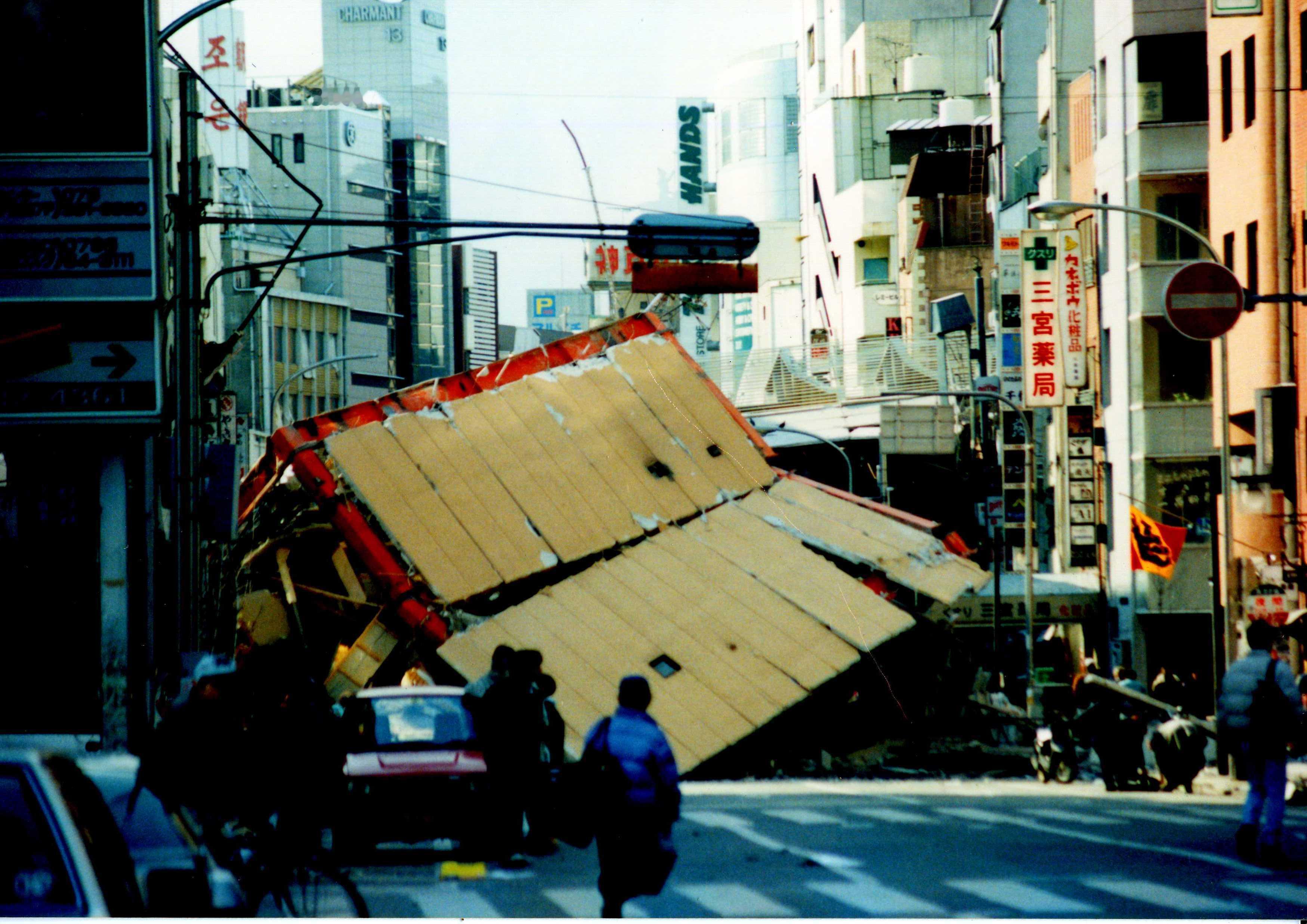 1995年1月17日，日本阪神大地震当年这个大地震后就很神奇，明明是本子政府救援