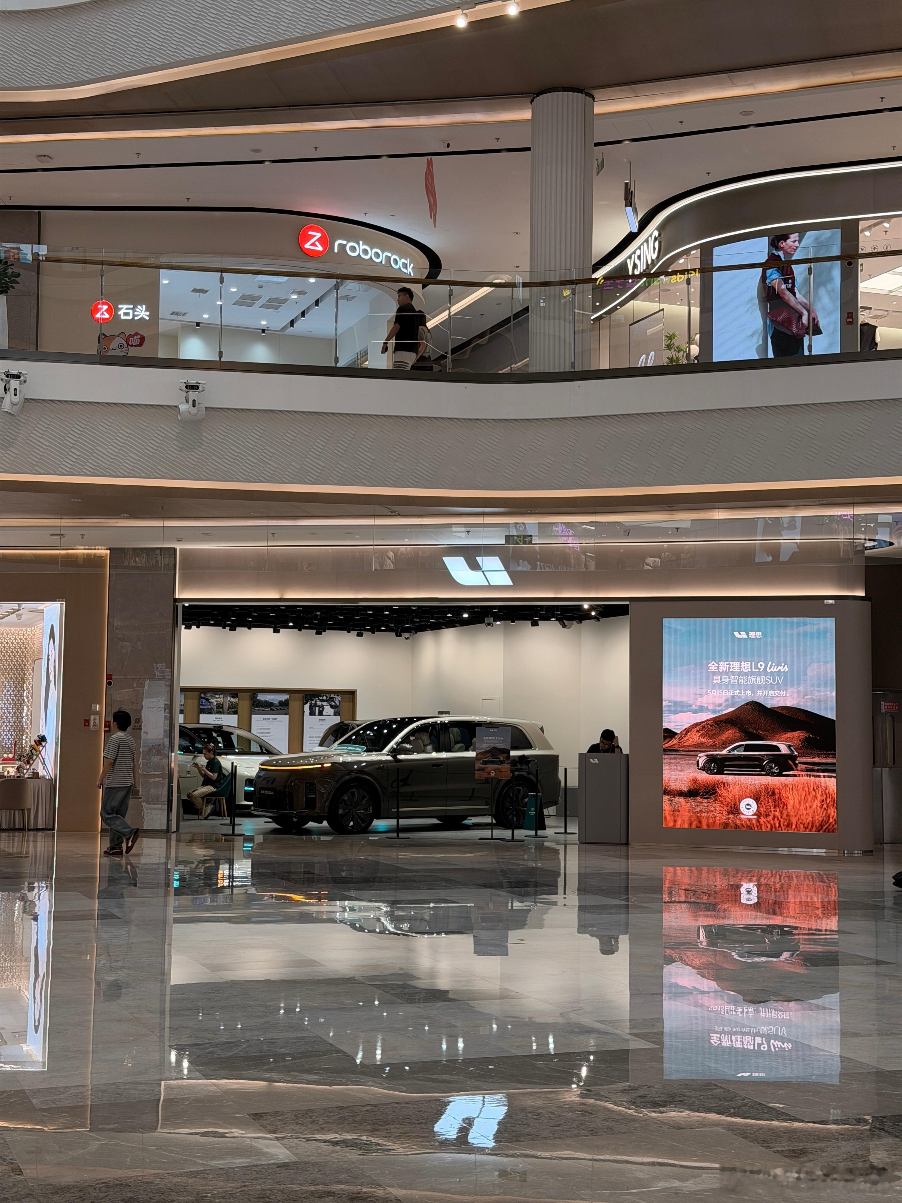 离家500米的商场，理想门店不大，一台Livis 横在门口可太帅了理想l9全新理