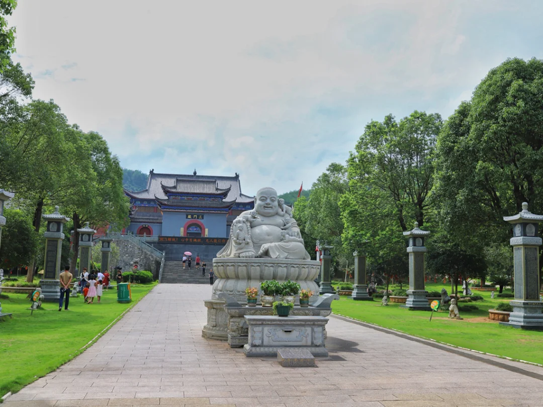 比南华寺还要早的寺庙，偏居粤北，大有灵气。 流传于粤北地区的“先有东华、后有南华