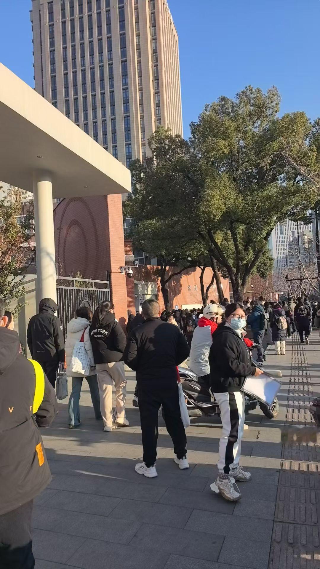 有同事的孩子今天春考，
祝她一切顺利！马到成功
旗开得胜～[烟花][呲牙][福]