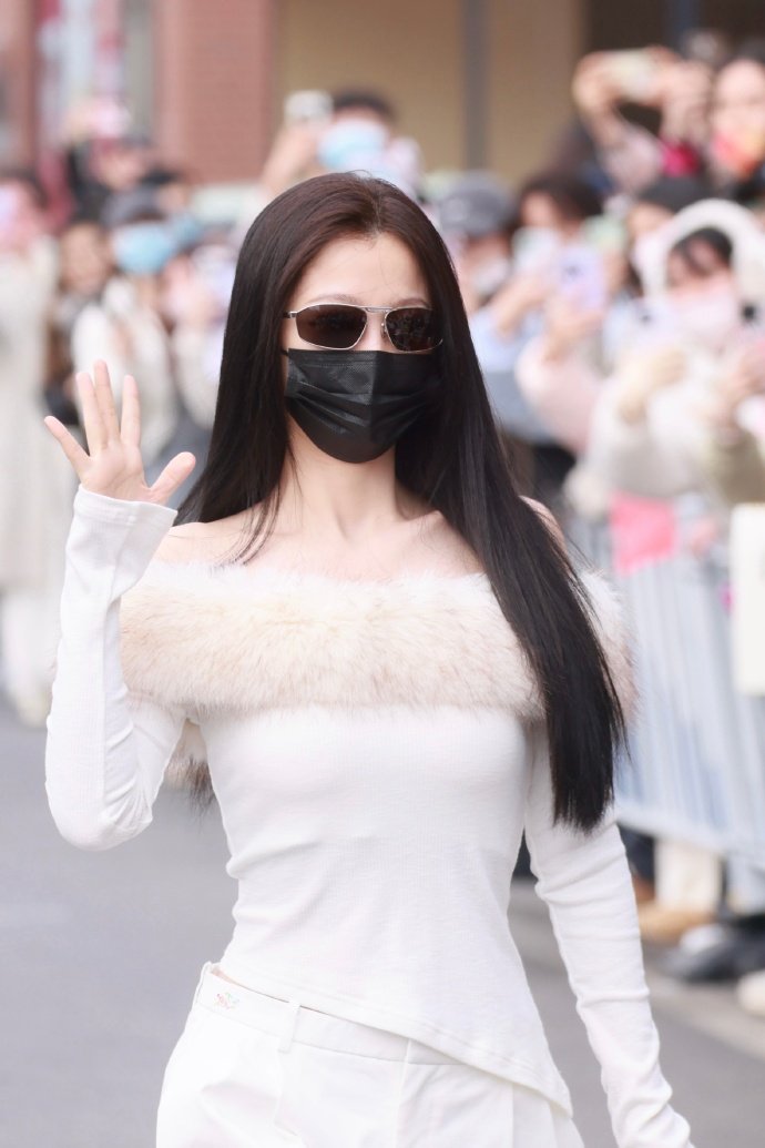 虞书欣一字肩欧尼 虞书欣黑长直白色毛领一字肩  虞书欣一字肩欧尼上线，谁懂虞书欣