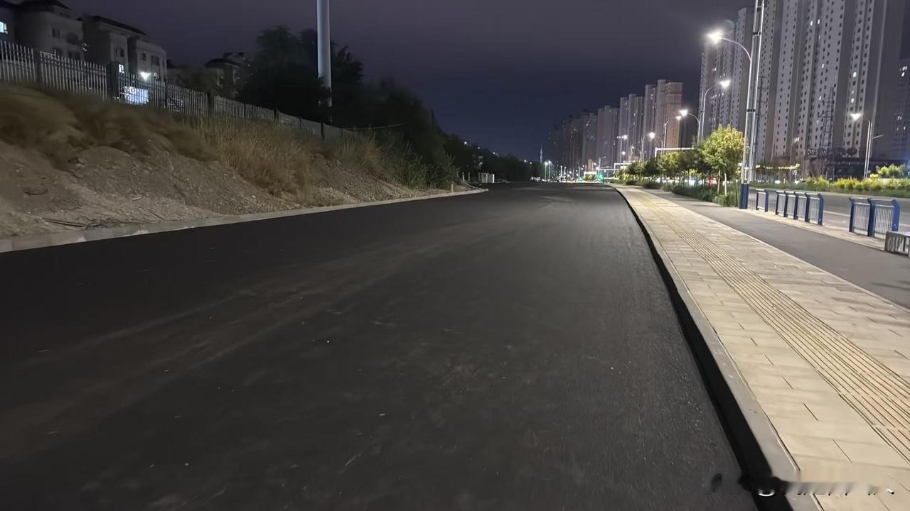 万泰门口新建的超充站停车场的路面已经铺设完毕。