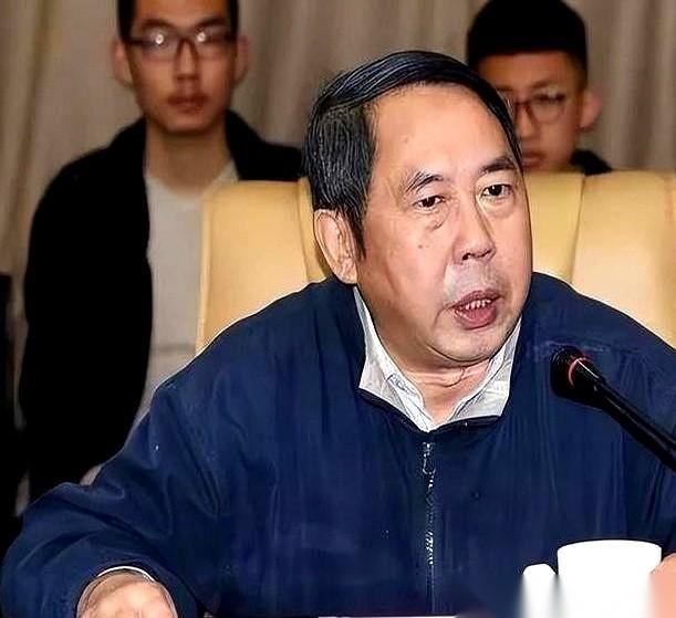 “中国现在向美国投降还来得及！再晚就要‘跪着’了。”
七年前，一个所谓的“专家”