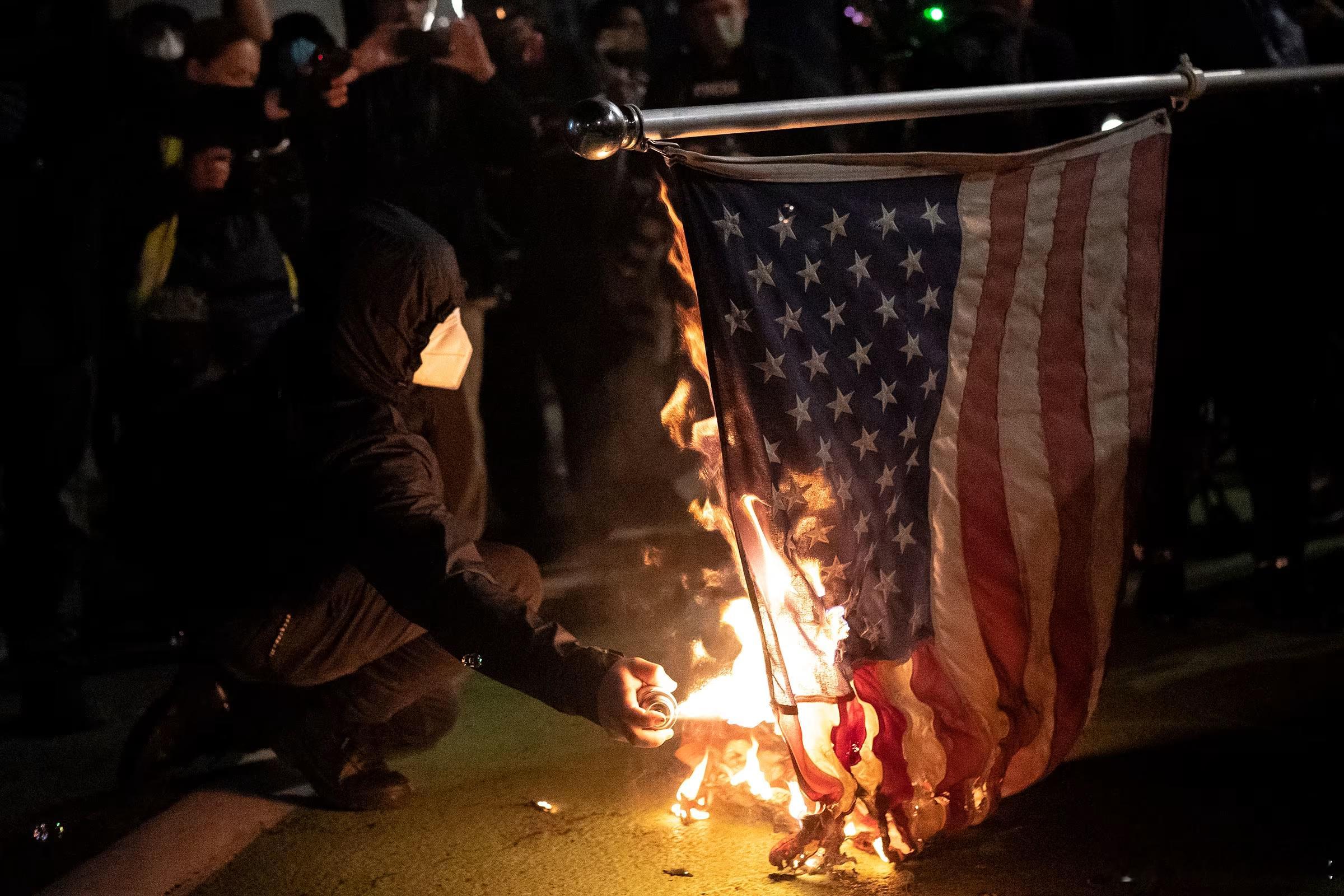 【特朗普将签署行政命令惩罚焚烧美国国旗的人】[你叫精美人还怎么混？]（CNN）一
