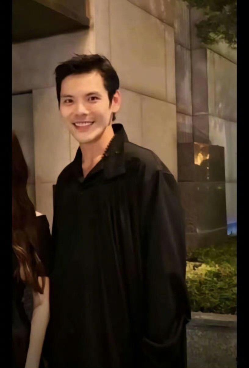 向佐撕掉标签直面真实自我从前向佐拼命追赶外界期待，一心靠作品证明自身价值；如今看