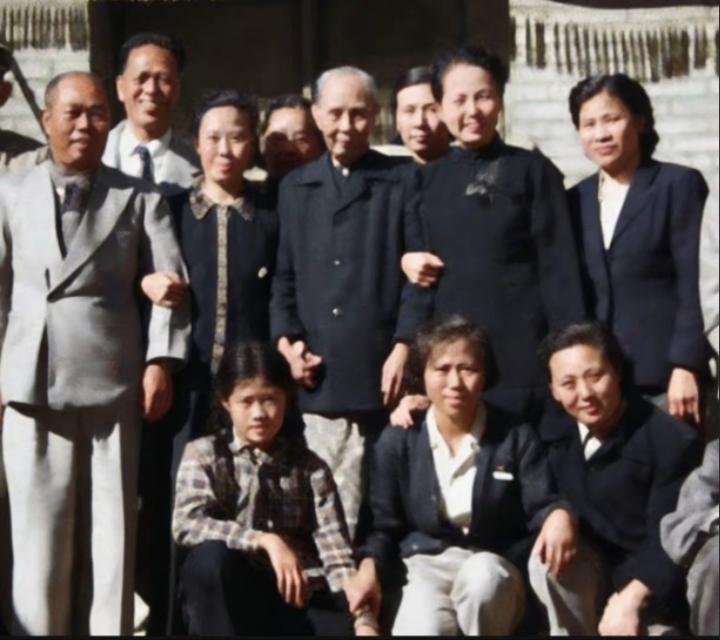 上世纪50年代，谢雪红与台盟会员、台湾同胞在北京的珍贵瞬间。谢雪红是台湾民主自治