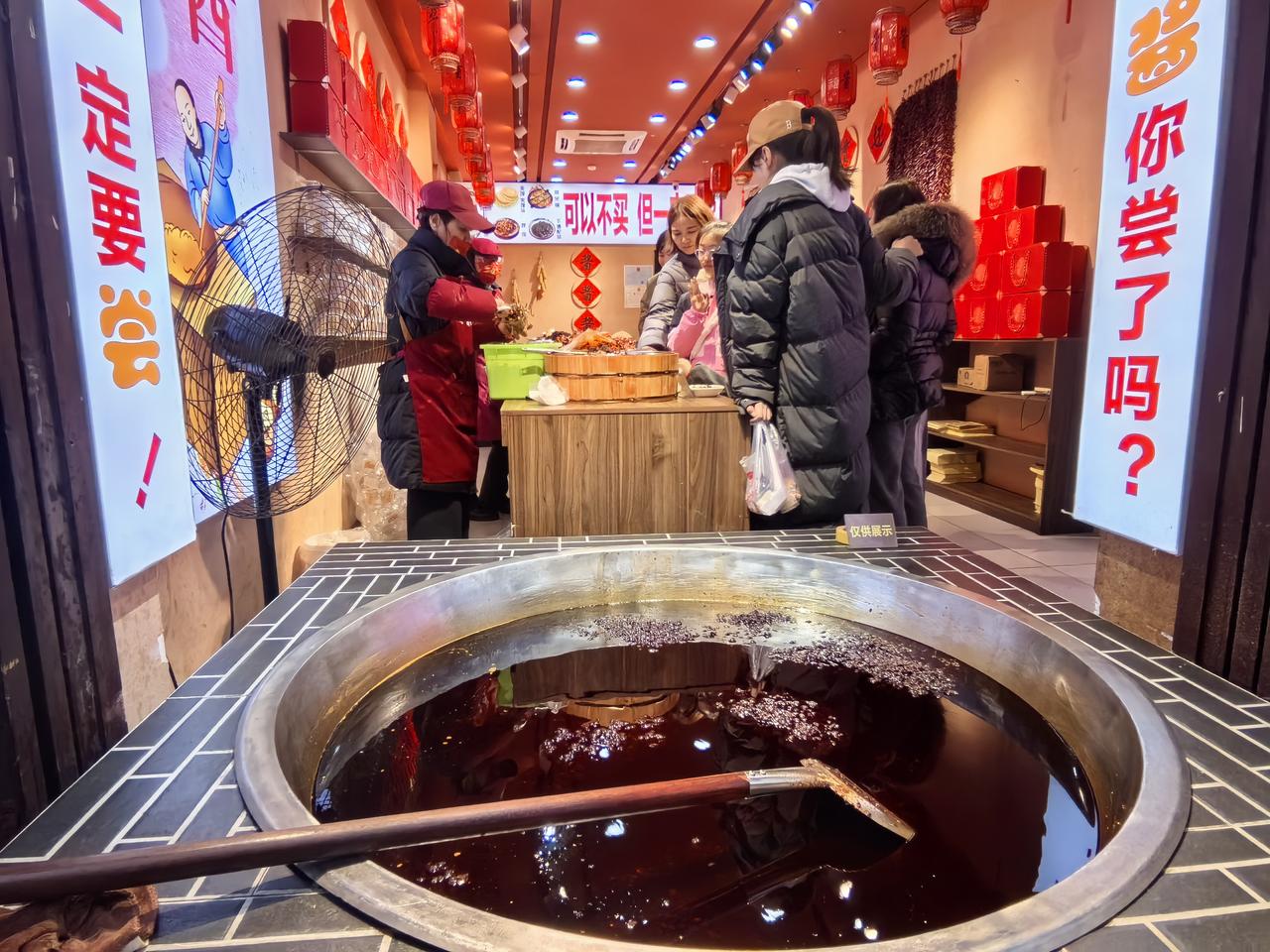 【热评】免费赠品也有质量保证的义务
女子发现免费纸巾里有不明点点

 近日，女子