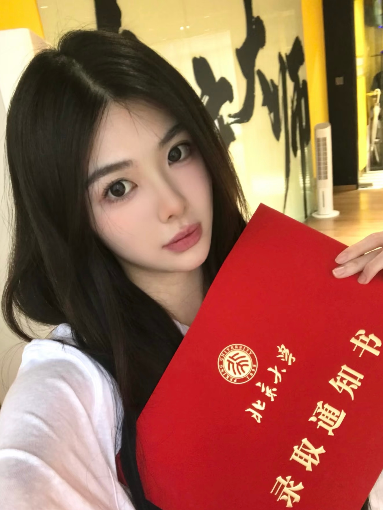 钟雅婷收到北大录取通知书新生代演员钟雅婷喜提北大研究生录取通知！ 一边拍戏深耕演