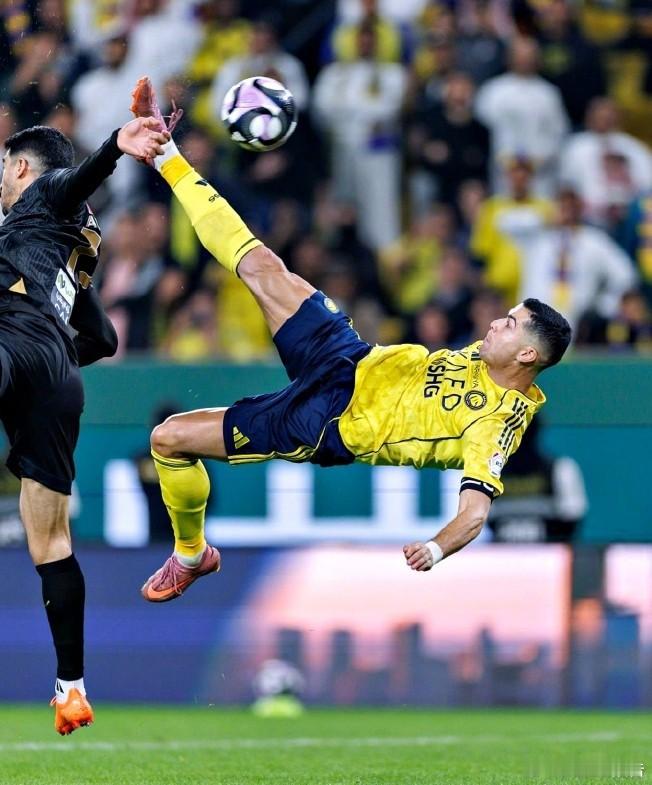 40岁C罗补时倒钩轰入生涯第954球！腾空转体的舒展姿态梦回巅峰，顶级爆发力与技