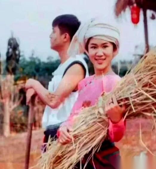临走前，她妈塞给她三百块钱。
就一句话，想家了，或者过得不顺心，就买票回来。
三