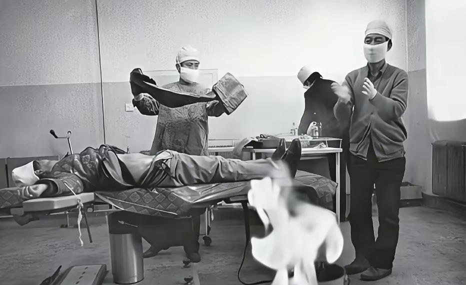 30年河东，30年河西。
这个往哪评理去。
90年代，
某医院正在给一名妇女做结