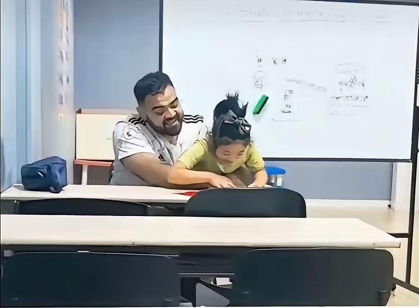 这两张图片，反映的是，两家不同城市的幼儿园，英语外教和孩子互动的情景，
可以看出