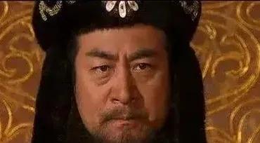 1121年，辽国皇帝耶律延禧派人给文妃萧瑟瑟送去一杯毒酒。

萧瑟瑟面如死灰："