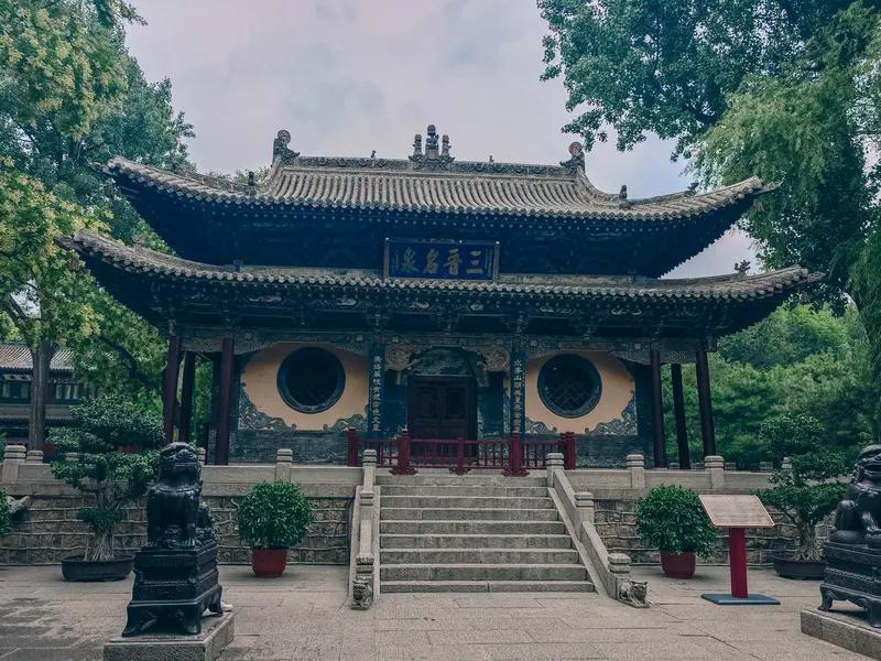 对联可是咱中华文化里超有趣的玩意儿。看到“远看青山绿水”这个上联，我的思路一下子