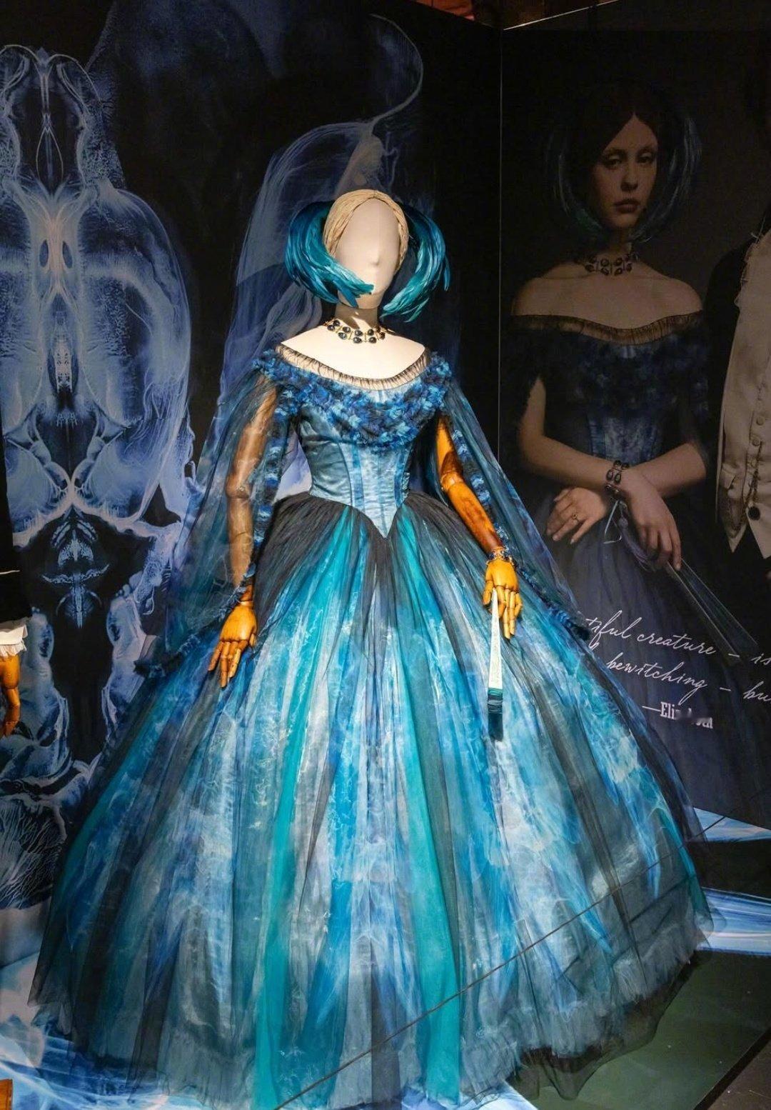 ：网飞新片《弗兰肯斯坦》推出了服装设计展及艺术书。本片是陀螺导演继《猩红山峰》之