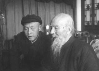 1926年齐母病逝。齐白石让27岁的李苦禅画了猪和鸭子予备烧掉祭祀母亲；谁知在齐
