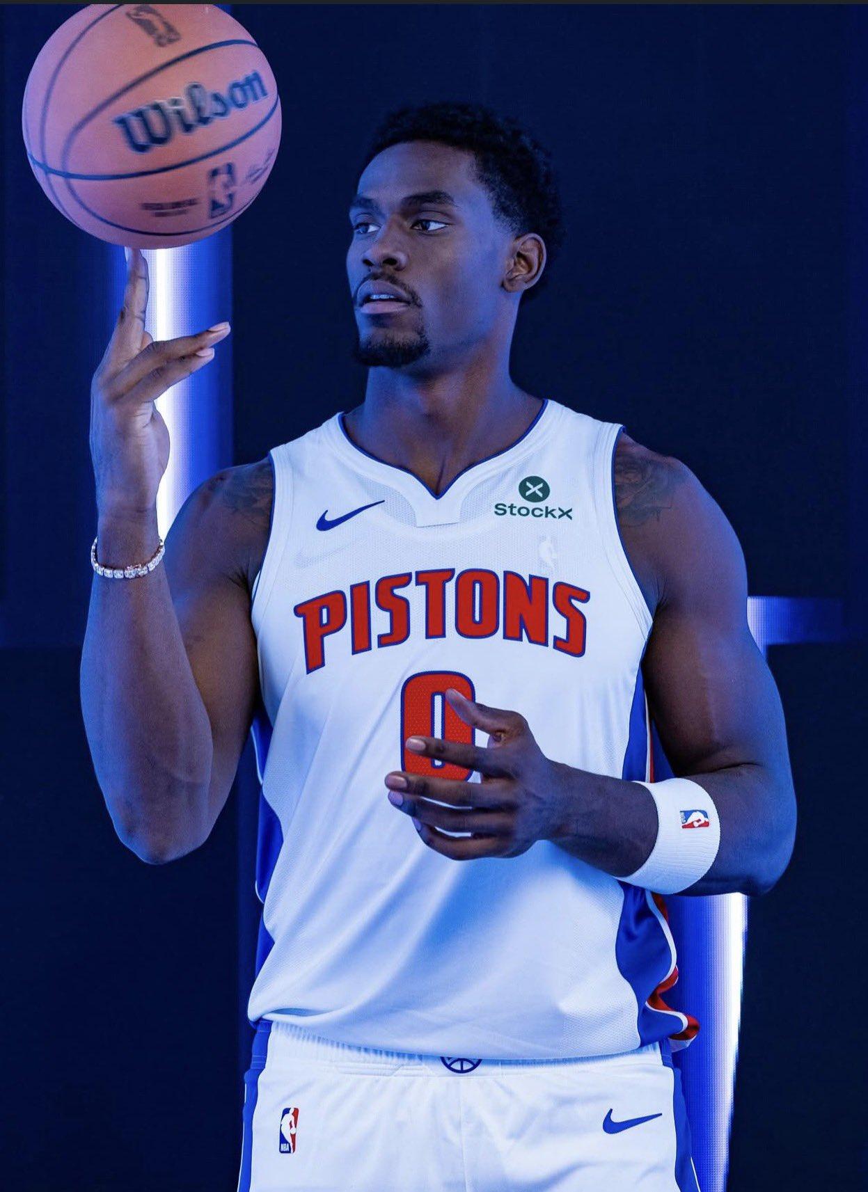 自从入选NBA最佳阵容后，杰伦·杜伦现在有资格与底特律活塞队签下一份为期5年、总