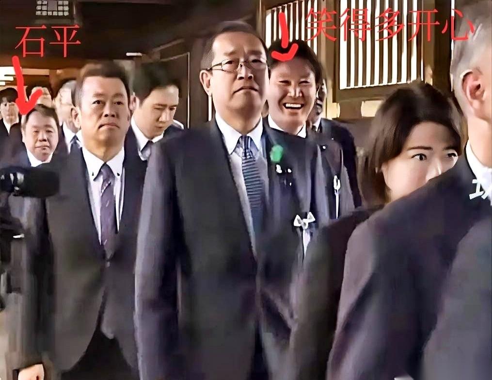 126个穿着黑西装的人，今天扎堆出现在那个臭名昭著的“神厕”门口。
现场没有任何