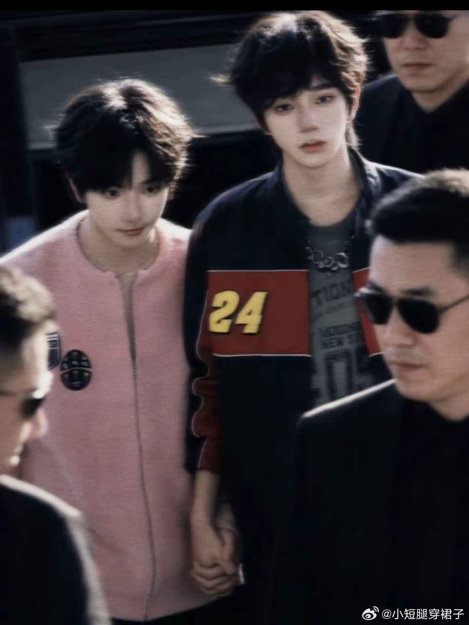 橹穆这个合照，感觉哪天混进来个真的，你们lmp能发现吗？ 