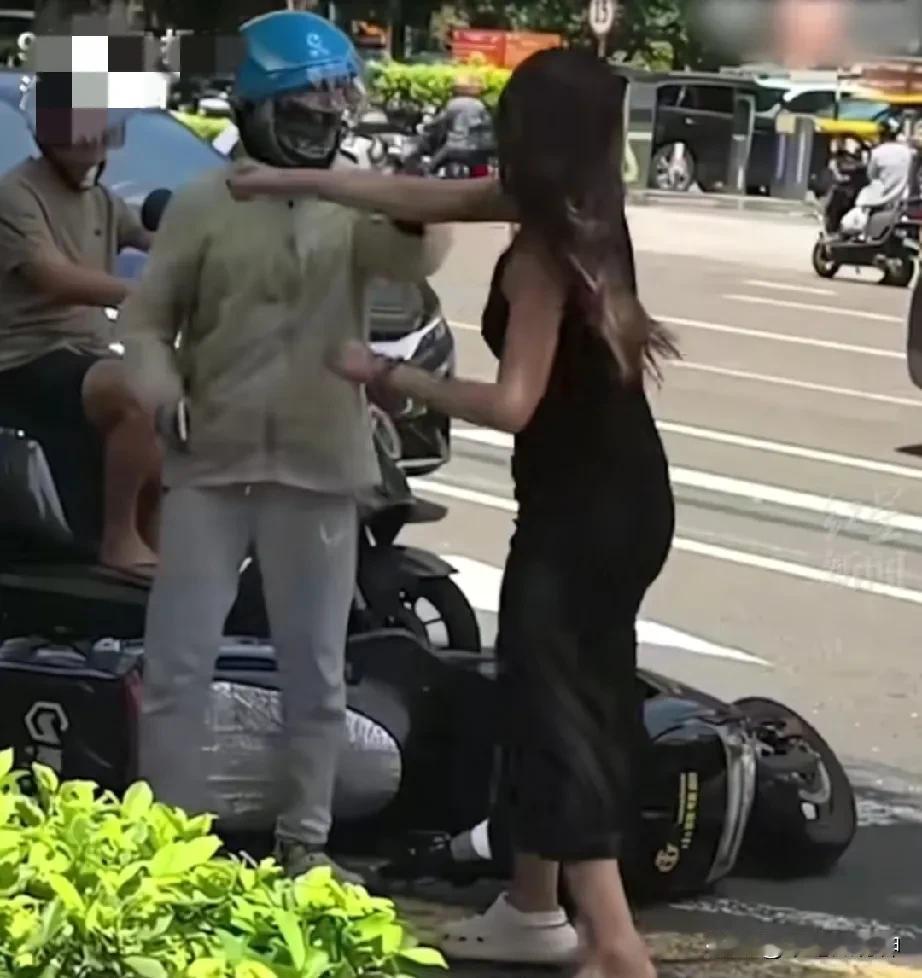 海口女车主打人后续来了！
警方通报已经出来，令人惊讶的是，女子竟然还找来了“帮手