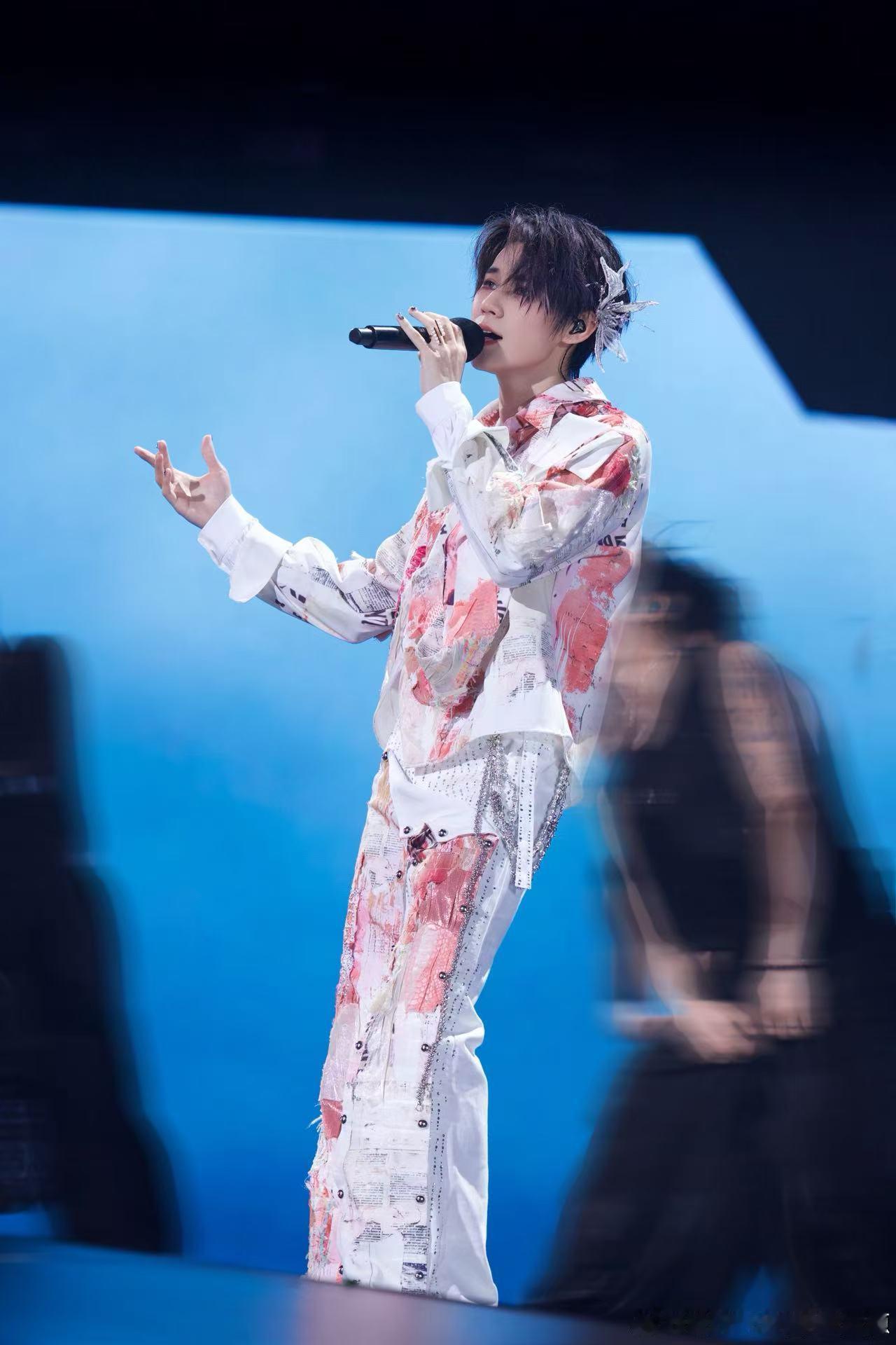 张真源第四天演唱会后的状态 临时换曲压缩练习都没能影响他的舞台发挥，骨子里的专业